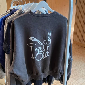 Grå sweatshirt - Grå sweatshirt med fint tryck!!!🤩  Gå in på vår profil för att kolla runt bland våra andra tröjor med andra tryck!!❤️