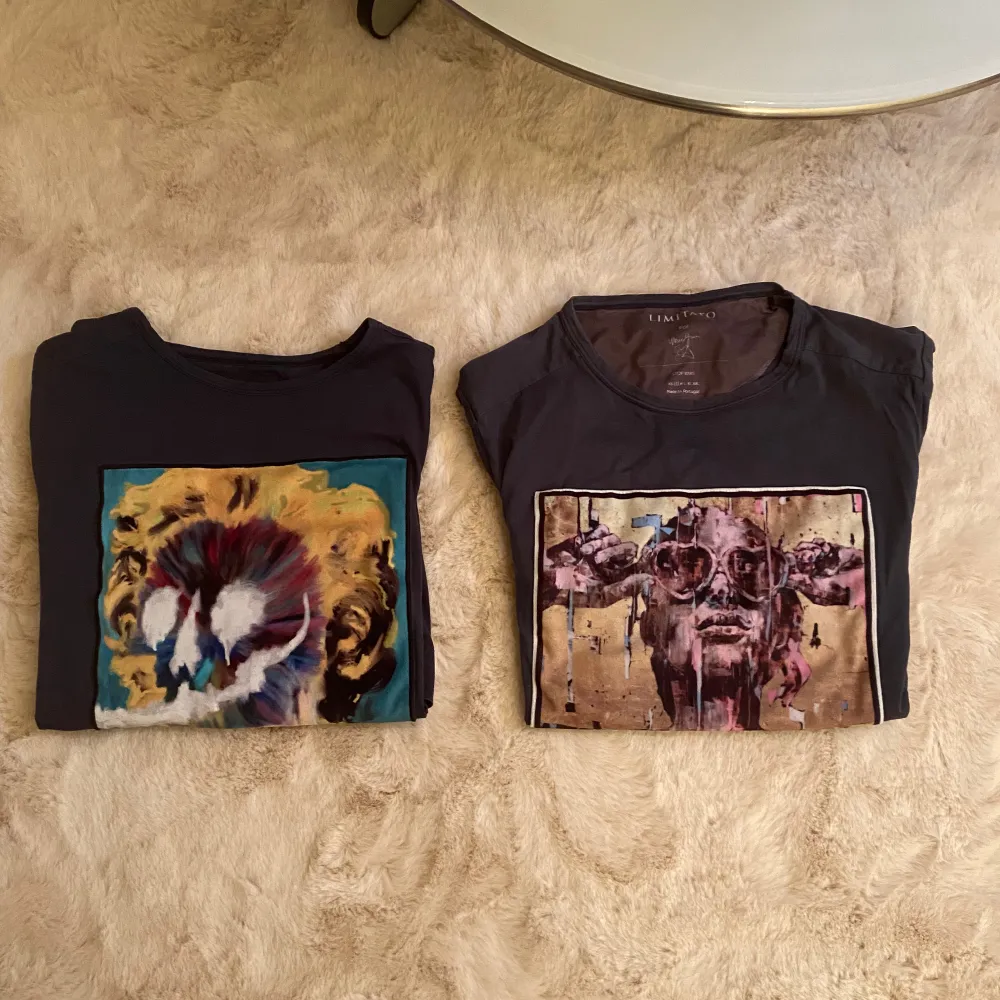 Limitato tshirt 2 stycken limitato tshirts i storlek S  Den vänstra är i perfekt skick och den högra är lite mer använd och har en sprucken söm längst ut i ena ärmen, men inget man inte kan lösa! Sänker därav priset  Nypris är 1500 per tröja. T-shirts.