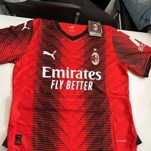 Milan tröja 2023/24 - Säljer den här feta Milan tröjan, helt ny  från puma store köpt för 1099 fick som present och var fel storlek  väldigt skön och perfekt för dig som vill ha en skön sommaroutfit ✅