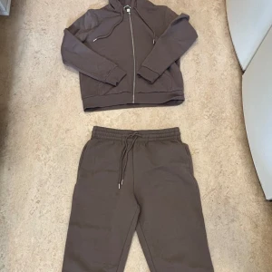 H&M mjukis set - Brunt mjukis set från H&M. Storlek M i båda delarna. Aldrig använd. Hela settet 200 kr (köpare står får frakt)🤎