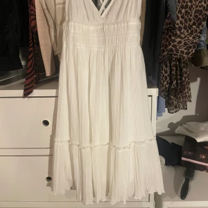 Vit sommarklänning  - Jättefin och söt klänning från Gina. Aldrig använt den. Helt oanvänd och super skön i materialet.