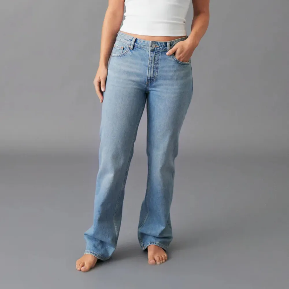 Säljer mina lågmidjade jeans från Gina Tricot. Dom är i storlek 36 och passa mig som är 173cm jätte bra i längden.. Jeans & Byxor.