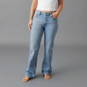 Säljer mina lågmidjade jeans från Gina Tricot. Dom är i storlek 36 och passa mig som är 173cm jätte bra i längden.