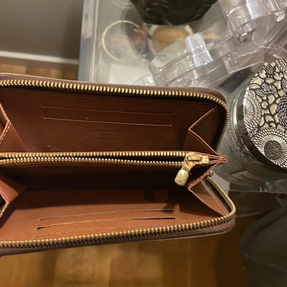 En jättefin, stor, äkta louis Vuitton plånbok! Köpt tillsammans med en väska men väskan är såld. Den är som ny! Nypris i butik kostar den 7800kr men är svår att få tag på. Säljer för 1200 men tar emot prisförslag!. Accessoarer.
