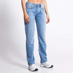 Säljer dessa jeans från Lager 157 i modellen Icon. Nypris 400. Sparsamt använda, enda defekten är pyttelite slitage längst ner på insidan (se sista bilden) Säljer på grund av att de är för små för mig🤗
