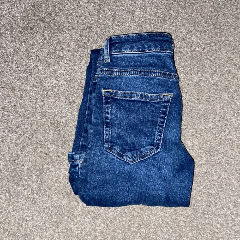 Skit snygga jeans från grunt, säljer pågrund av att de är för små. Ser väldigt blåa ut på bilden. Nypris: 650kr. Jeans & Byxor.