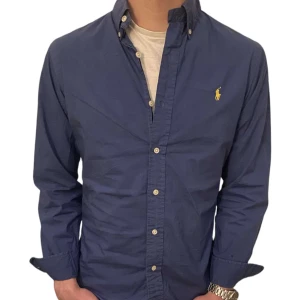 Ralph lauren skjorta - Säljer denna feta raffeskjortan som är perfekt nu till vår och sommaren. Den är slim fit vilket gör att den sitter perfekt perfekt! Nypriset ligger runt 1500 och skicket är mycket fint 9/10. Vid frågor är det bara att höra av sig🙌