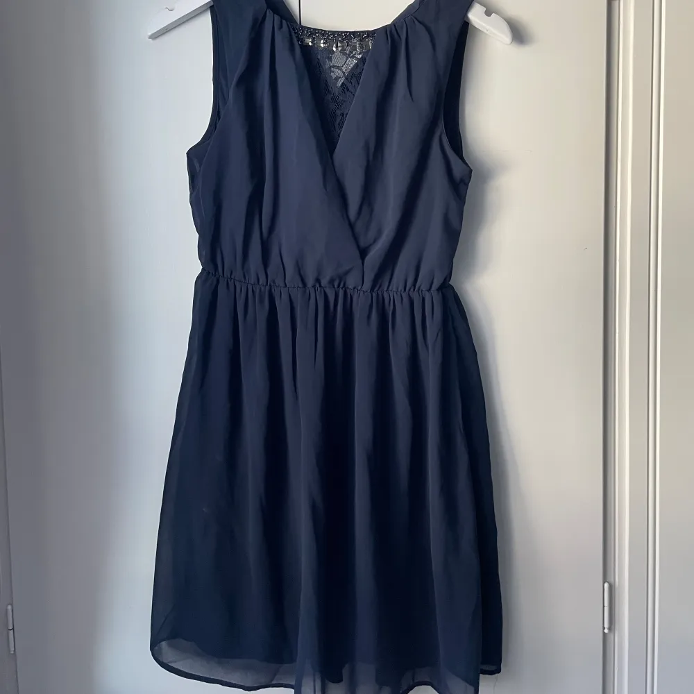 Marinblå klänning i storlek xs! Endast använd en kväll så i mycket fint skick! 💙. Klänningar.