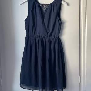 Marinblå klänning i storlek xs! Endast använd en kväll så i mycket fint skick! 💙