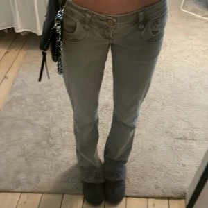 Ltb Valerie jeans - Grå trendiga ltb jeans som jag inte andvänder mycket. De är i storlek 26/30 och skulle kunna säga att de sitter lite mindre i midjan är storleken❤️
