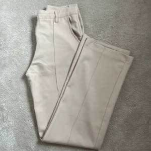 Kostymbyxor  - Snygga kostymbyxor i beige färg från Madlady, använda ett fåtal gånger, blivit lite noppriga bak (bild3) men inget som syns väl:))