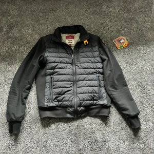 Parajumper Cardigan - Säljer en parajumper cardigan den är annvänd men inget som syns och är i mycket bra skick Är ca 175 lång och den är storlek 14 L och passar mig precis.   Skriv vid fler bilder eller frågor✅