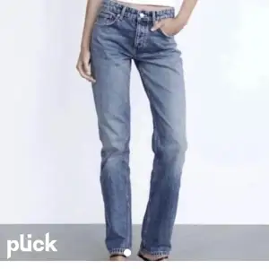Säljer dessa populära jeans ifrån Zara som tyvärr inte passar mig längre. Storlek 32, bra skick, pris kan diskuteras!💓