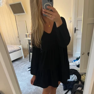 Svart glittrig klänning 💘🩷💓 - Svart glittrig klänning från pull & bear 💘 såå fin och perfekt till allt, man ser inte riktigt att den är glittrig men den är det! 
