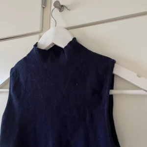 Stickad topp - Marinblå stickad topp