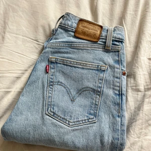 Levi’s 501 stl 24 - Ljusa jeans från levi’s   I bra skick, inget större slitage  Nypris ca: 1300kr