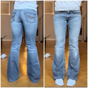Grå/blåa jeans med nitar samt en reva vid ena knät. Mått i cm: 35, Innerben: 75, jag är 165.