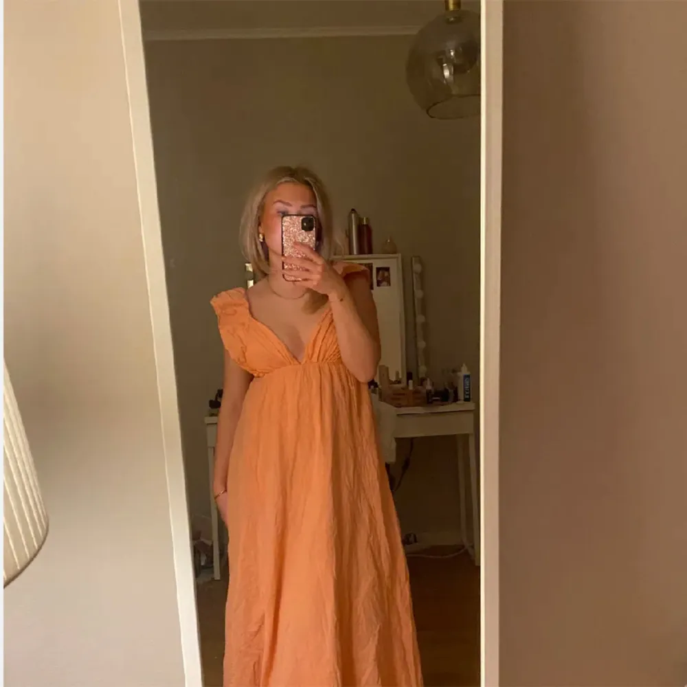 Orange korall långklänning från H&M!! Denna i storlek M/42!🥰❤️sitter som en M🌸säljer en till i S/38 i annan annons! Snabb affär 350kr. Klänningar.