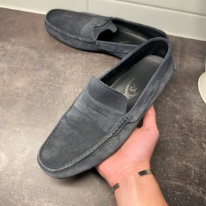 Tod's Gommino Penny-Bar Driving - Säljer nu dessa riktig feta Tod's Gommino Penny-Bar Driving loafers🌟 Storlek: 41 passar även 42✅ Skick: 6/10🙌🏼 Ny pris: ca 8000kr Vårat pris: 799🙌🏼🌟 Dem är helt perfekta nu inför sommaren☀️Tveka inte att hör av er om ni har några frågor //rexresell  