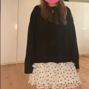 Sommar kjol från Lindex som köptes för 2 år sen och har används varsamt, både som topp och kjol. Super snygg med svart tröja/ t-shirt till! Skriv för mer bilder!🥰