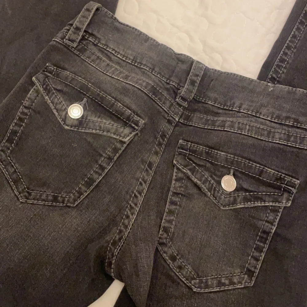 Säljer ett par jättefina oanvända bootcut jeans lågmidjade som är lite för tajta för mig!. Jeans & Byxor.