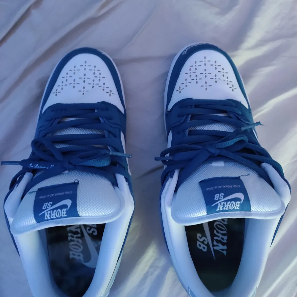 Säljer nu mina Nike born x raised sb dunks i storlek 43. Dem har endast blivit använda inomhus. Ställ frågor vid funderingar. . Skor.