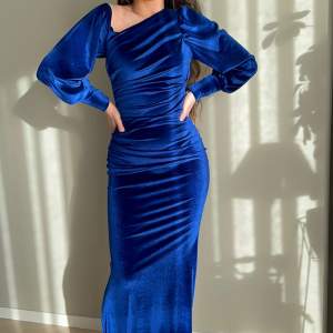 Säljer den unika festklänning i storlek M&L. Klänningen är helt ny och i sammet material. 
