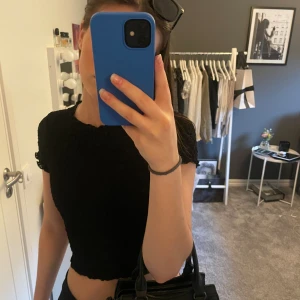 T-shirt/topp - Säljer denna jättefina toppen från gina tricot! Den är aldrig använd och prislappen sitter kvar. Den har ett väldigt fint mönster och storleken är S men passar även XS💕