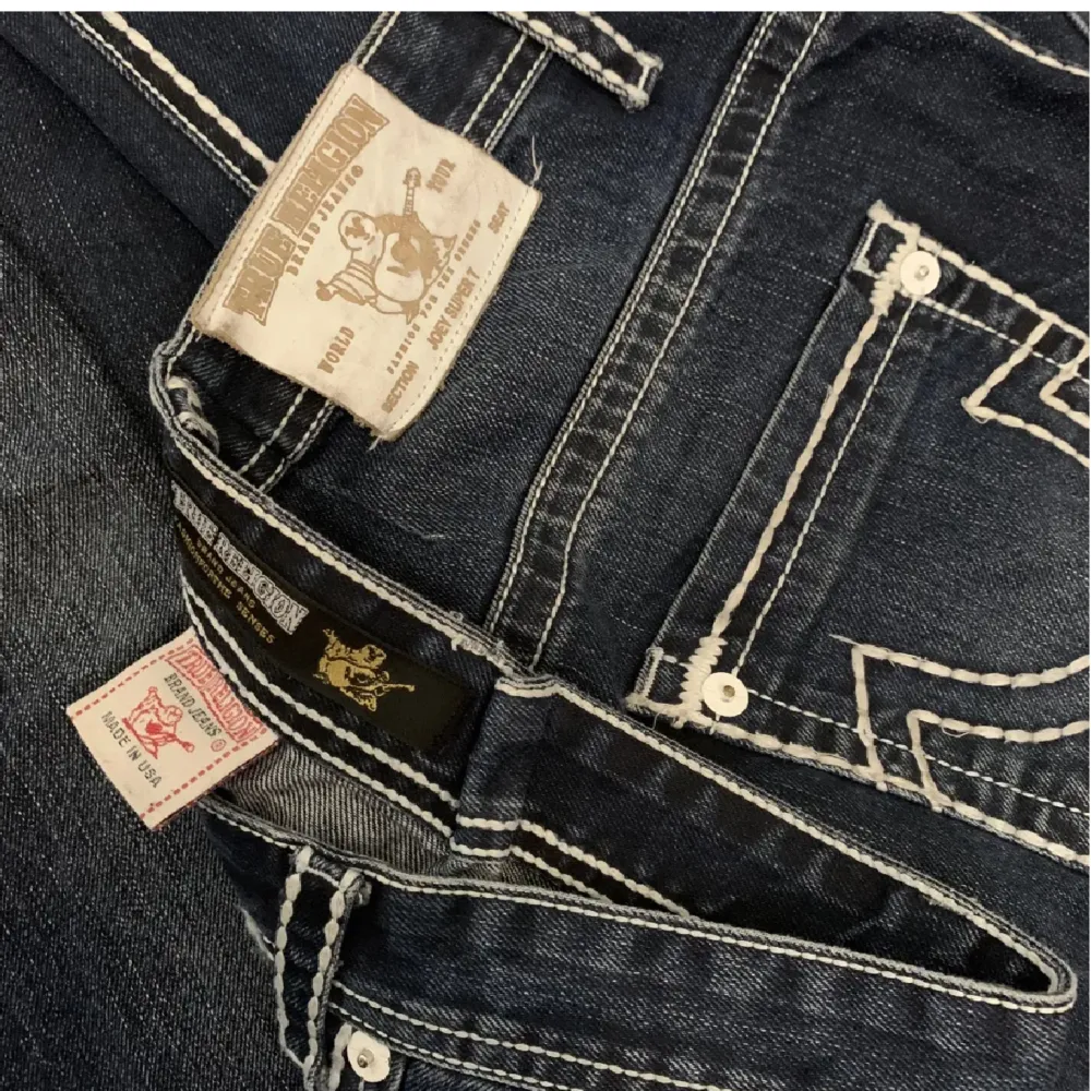 Baggy jeans ifrån true religion i modellen Joey super T. Benöppning 22cm. Storlek 38x34🦇🦇. Jeans & Byxor.