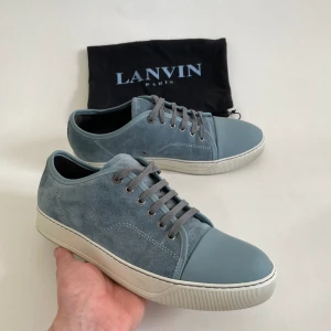Lanvin Skor - Säljer nu mina super snygga Lanvins. Skorna är i en grymt snygg ljusblå färg.  Skorna är i inprincip nyskick, Inga defekter alls nästan inte andvända. De är i UK8 som passar 43. Nypris: 4500. Dustbag medföljer. Hör av er!  INGA BYTEN!