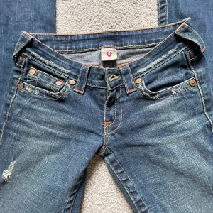 True religion jeans botcut Low waist  - Har tyvärr inga mått men skriv om ni vill veta hur dem sitter och sånt🩵