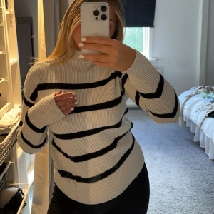 Tröja  - Säljer denna randiga tröja då den inte kommer till användning. Storlek S/M. Säljer för 150kr 🥰