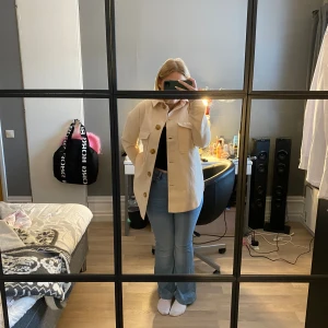 Vår jacka - Aldrig använt, så den är i ett väldigt fint skick, lappen finns kvar, hör av er om ni har några frågor eller vill ha fler bilder☺️ 200kr + frakt