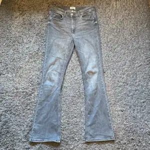 Storlek L 32, fungerar även för M. Stretchigt och mjukt jeansmaterial. 