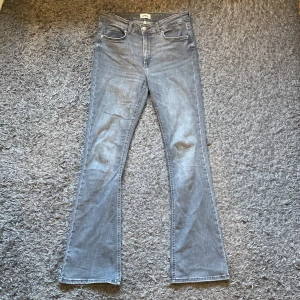 Bootcut jeans - Storlek L 32, fungerar även för M. Stretchigt och mjukt jeansmaterial. 