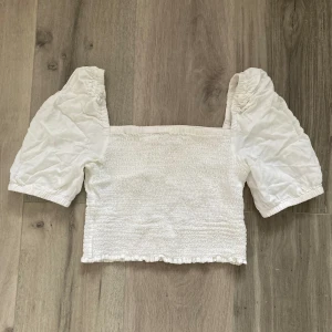 Croppad tröja  - Croppad tröja med små ”puffar”. Knappast använd, bra skick:) 