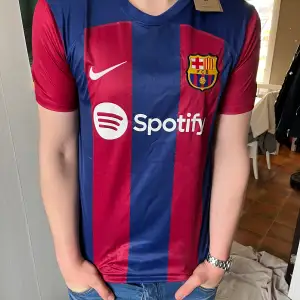 Hej, nu säljer vi en barcelona tröja från Nike 1:1 Aldrig använd 