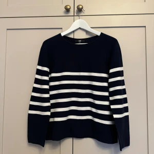 Randig tröja  - Trendig, blå-vitrandig långärmad tröja i nyskick från Uniqlo! Storlek M.