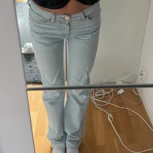 säljer mina low waist jeans ifrån Bikbok i en jättefin ljusblå färg!! Använd få gånger, där med inga defekter alls!