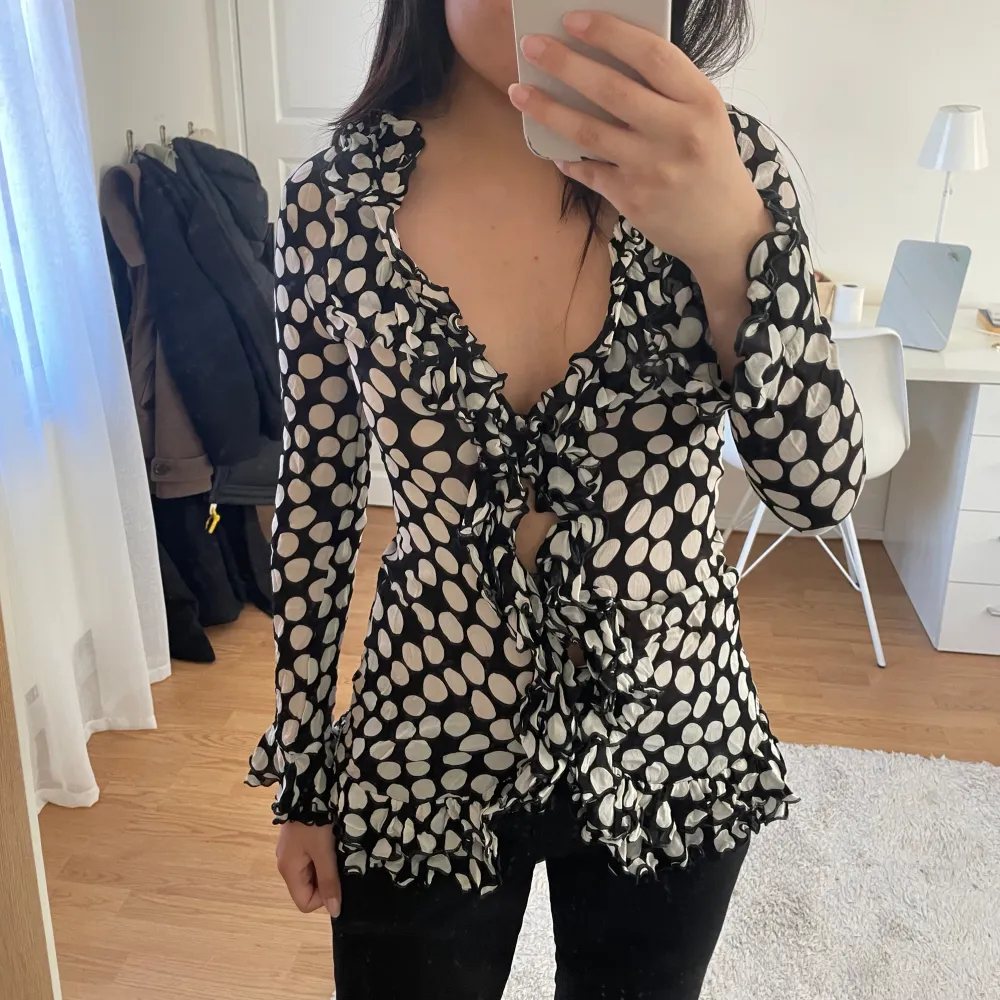 Väldigt fin blus från zara som inte riktigt är min stil tyvärr💞andra knäppningen har gått av (bild 3) men det är inget som märks så tydligt när man väl har på sig toppen!. Puserot.