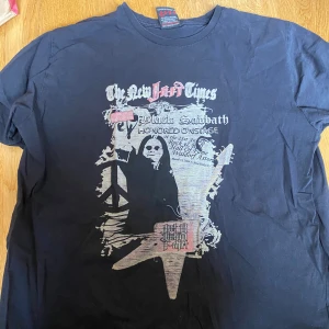 black sabbath bandtröja  - snygg black sabbath tröja! har ett litet hål men syns knappt (se bild tre) samt att trycket är lite slitet, köpt second hand. storlek L! har katt :)