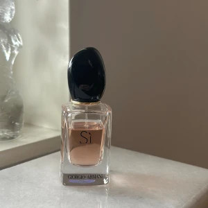 Si parfym  - Si parfym, använd men finns en del kvar!  30 ml flaska  