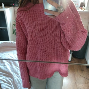 Stickad tröja - Rosa stickad tröja. Har använts lite grann men är i ett bra skicka