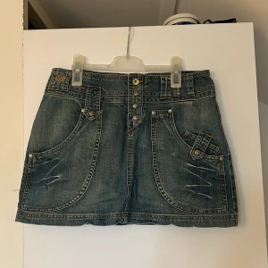 Lågmidjad jeanskjol - Lågmidjad kort jeanskjol från märket Culture.