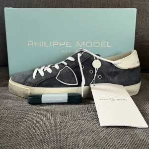 PHILIPPE MODEL  - Säljer dem här helt nya Philippe Model skorna. Allt og medkommer. Köpta från Minto. Skick: 10/10. Kan sänka priset vid snabb affär. Svarar inom 24h💪💯🫡