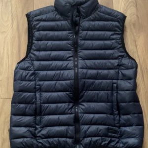 Lindbergh Väst - Mycket fin .Lindbergh väst. Sällsynt väst i bra skick. Tveka inte på att ställa frågor!