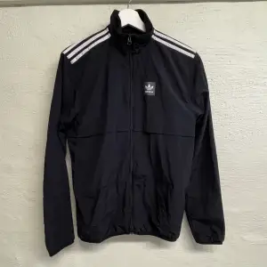 Adidas jacka i storlek XS.