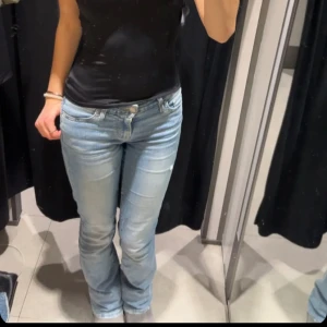 Lågmidjade jeans - Funderar på att sälja mina Lågmidjade Levis jeans då jag rensar garderoben . Jag är ca 168 och dom sitter perfekt i längden, hör av er vid intresse eller frågor!