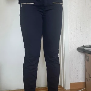 Säljer skinny byxor - Säljer skinny byxor i storlek 40.