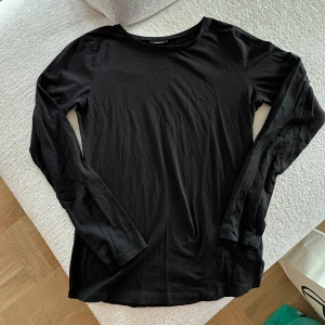 Svart Långärmad Tröja - Svart långärmad tröja från Kappahl. Aldrig använd 🙏🏼.  Super bekväm o mysig 💕